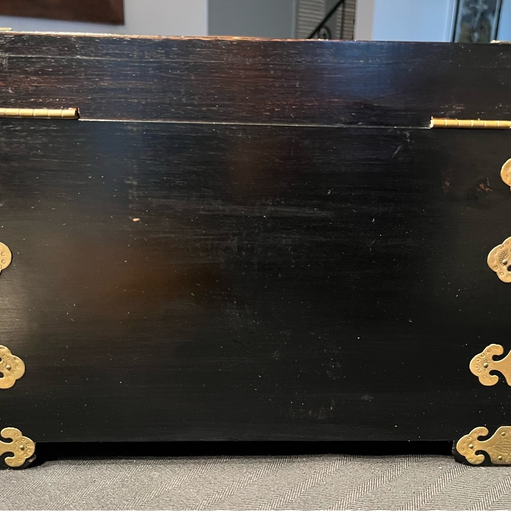 Large Asian style wood jewelry box, red lining, brass hardware - Picture 5 of 11